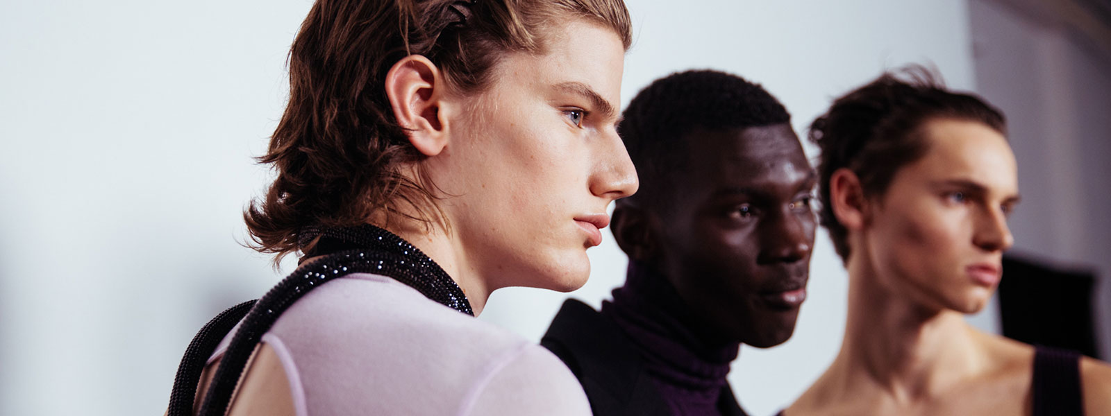 <h3 style="text-align: center;"><span style="color: #ffffff;">Découvrez les derniers looks</span></h3>