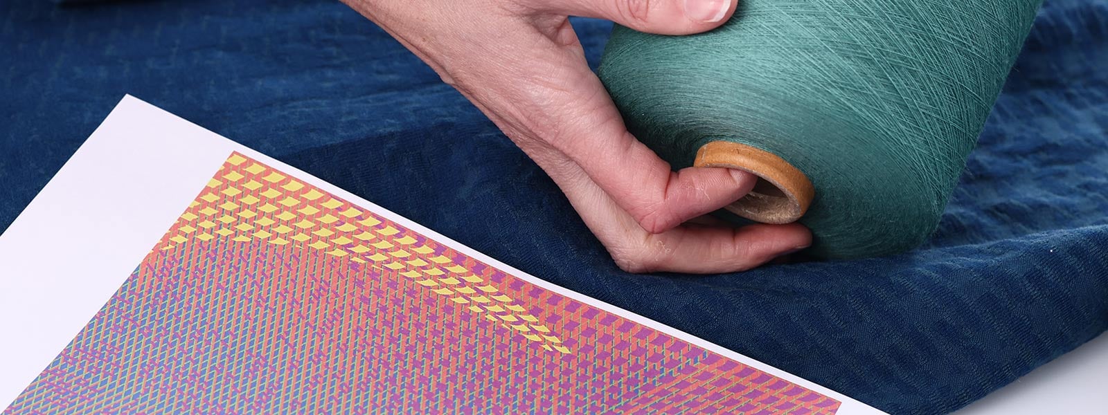 <h3 class="mob" style="text-align: center;"><span style="color: #ffffff;"><strong>Seamless knitting – Santoni technology </strong></span></h3>